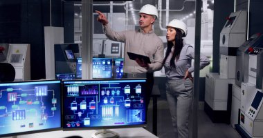 Kasklı Fabrika Mühendisleri. Endüstriyel Tesis Kontrol Ediliyor