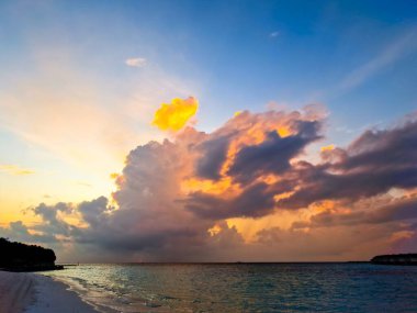Sahilde gün batımı. Okyanus Yazı Manzarası