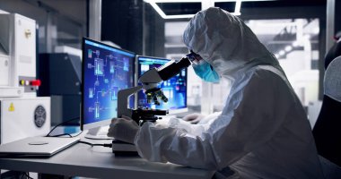 Mikroskopla Üretim Laboratuvarında Endüstriyel Tıbbi Fabrika Araştırması