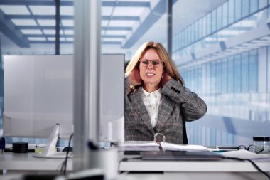 Cesur Bayan Gırtlak Kanseriyle Mücadele: Boğaz Ağrısı, Boyun Ache