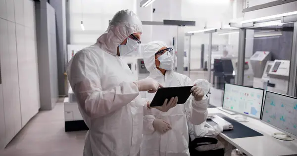 Laboratório Sala Limpa Fábrica Engenheiro Industrial Usando Tecnologia — Fotografia de Stock