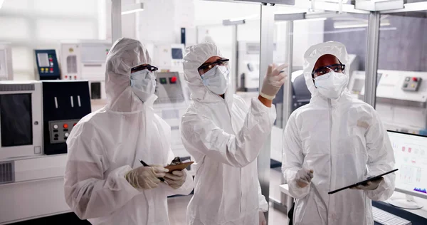 Fabbrica Produzione Semiconduttori Sterili Lavoratori Tuta — Foto Stock