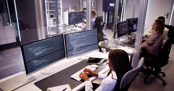 Softwareprogrammierer Oder Coder Frau Mit Bürocomputer — Stockfoto