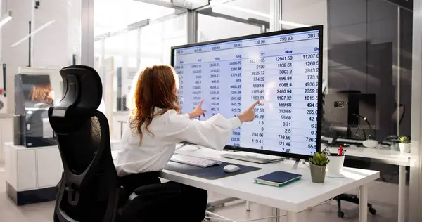 Analytik Pracující Tabulkovými Obchodními Daty Počítači — Stock fotografie