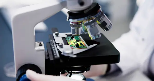 Ricerca Sul Microscopio Semiconduttore Produzione Circuiti Pcb Presso Fabbrica Chip — Foto Stock