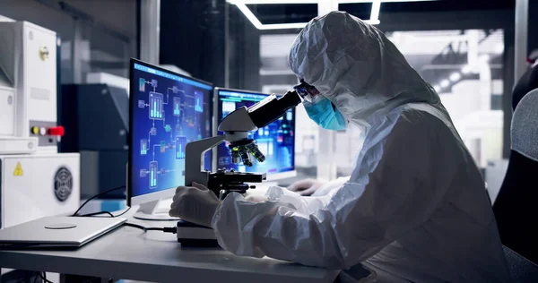 Mikroskopla Üretim Laboratuvarında Endüstriyel Tıbbi Fabrika Araştırması — Stok fotoğraf