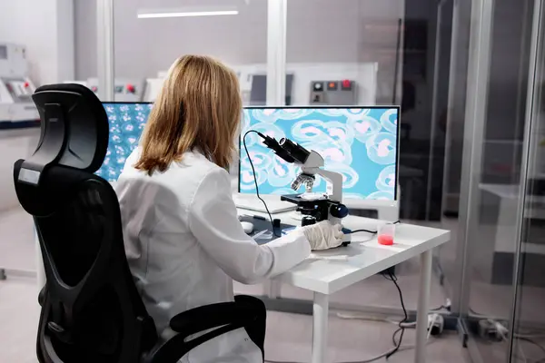 Medico Conduce Ricerche Innovative Nel Laboratorio Ospedaliero Con Computer Chimica — Foto Stock