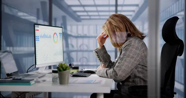 Nešťastný Stresovaný Zaměstnanec Unavený Účetní Finanční Žena — Stock fotografie