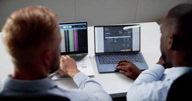 Bilgisayar Monitöründe Hesap Tablosu Verisiyle Çalışan İnsanlar