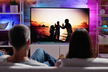 Arkadaşlarla ve Ailelerle Gece: Çift TV Filmi İzliyor