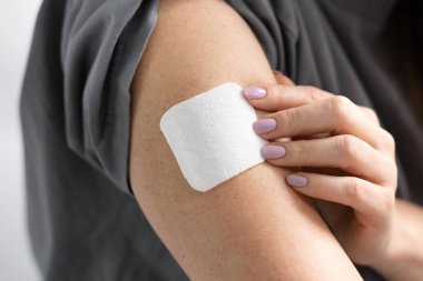 Sigara içmeyi durdurmak için nikotin bandı kullanan Güçlü Kadın