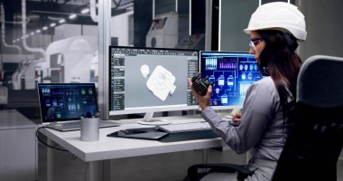 Mühendis fabrikada 3D CAD model tasarımı yapıyor.
