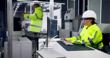 Mühendis Operatörleri Endüstriyel Santralde Scada Sistemi kullanıyor