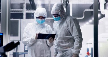 Fabrika Temizlik Odası Laboratuarı. Endüstri Mühendisi Teknolojiyi Kullanıyor