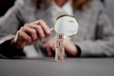 Yüksek Riskli Tespit: 'Riskler' kelimesinin hassasiyetle büyütülmesi
