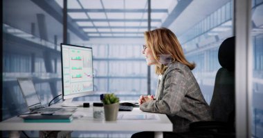 Heyecanlı İş Analisti Finansal Veri İçin Bilgisayar Kullanıyor