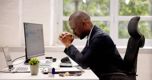 アフリカ系アメリカ人の男性 祈りを求める神 — ストック写真