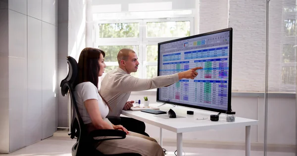 Analyst Employee Working Spreadsheet Using Desktop Computer — Stock Photo, Image