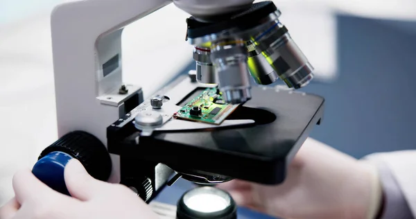 Ricerca Sul Microscopio Semiconduttore Produzione Circuiti Pcb Presso Fabbrica Chip — Foto Stock