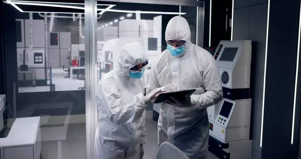 Fábrica Fabricação Semicondutores Estéreis Trabalhadores Macacões — Fotografia de Stock
