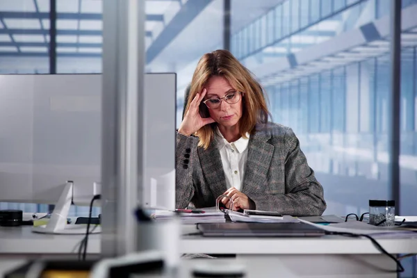不幸な 疲れた従業員 ストレスを受けた会計士 病気を感じる女性 — ストック写真