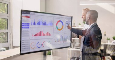 Şirketler İş Sunumu Televizyonda