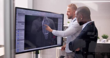 Mühendis fabrikada 3D CAD model tasarımı yapıyor.