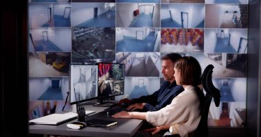 Güvenlik Operatörü Güvenlik Görüntüleri İçin Çoklu CCTV Kameralarını Denetliyor
