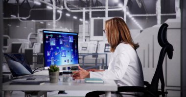 Ofis Bilgisayar İzleyicisinde Veri Analizi Yapan Mühendis