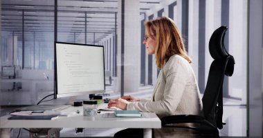 Bilgisayar üzerindeki Web Geliştirici Kodlaması Kodu Geliştirecek