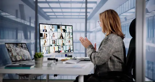 Videoconferenza Virtuale Ospitare Una Riunione Movimentata — Foto Stock