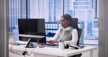 Banner ile İş İletişimi İçin Bilgisayarı Kullanan Afrikalı Kadın