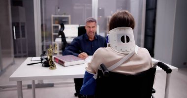 Sosyal Güvenlik Görevlisi: Tıbbi Yaralanma ve Engelliliğin Telafi Edilmesi