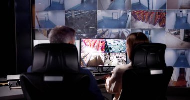 Güvenlik Operatörü Güvenlik Görüntüleri İçin Çoklu CCTV Kameralarını Denetliyor