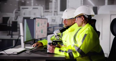 Laboratuvardaki Elektronik Aygıt Fabrikası Analiz Veri Çipi İşçisi