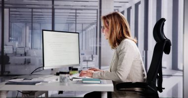 Bilgisayar üzerindeki Web Geliştirici Kodlaması Kodu Geliştirecek