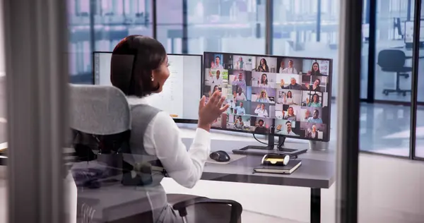 Bilgisayar Ekranı Ile Ofiste Çevrimiçi Video Çağrı Toplantısı — Stok fotoğraf