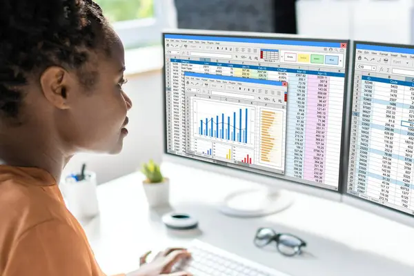 African Woman Analyst Conducting Data Analysis Spreadsheets — Stock Photo, Image