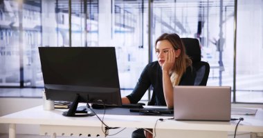 Sıkıcı Patron Kadın Uyuyor. Dinlenmiş Yorgun Çalışan