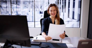 Mutlu Kadın Sonuçlarla İyi Haber Mektubu Okuyor