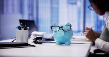 Afrikalı Amerikalı Finans Danışmanının Tasarruf Para Planı