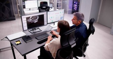 Profesyonel iş modeli kişisel ofis çalışmalarını sergiliyor