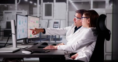 Ofis Binasında Deneyimli Teknisyen Tasarım Endüstrisi Ekipmanı