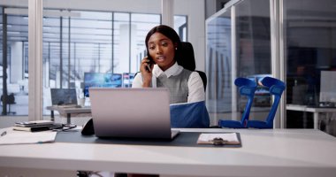 Yaralı Bacağı olan Afrikalı Amerikalı Koltuk değneği kullanıyor