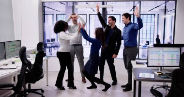 Çeşitli Heyecanlı İnsanlar İş Grubu Ofiste Kutlama Yapıyor