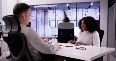 İş görüşmesi için. İş Yöneticisi Toplantıda Personel Alıcısıyla Konuşuyor