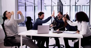 Çeşitli Mutlu İş Adamları Grubu