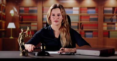 Dava hukukçu kararı. Avukat Gavel 'i Masada Vuruyor