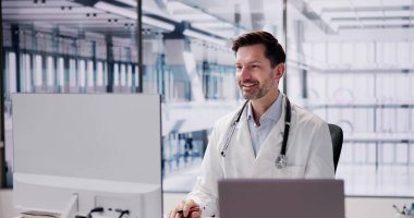 Doktor Görüntülü Konferans Görüşmesi. Bilgisayar Üzerine Eogrenim Webinar