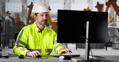 Otomatik Otomatik Otomatik Kurulum Hattı 'nda Bilgisayar kullanan Mühendis